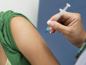 Около трети россиян поддерживают вакцинацию детей от COVID-19, показал опрос